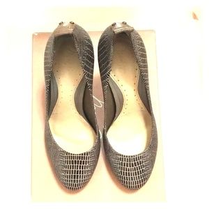 BCBGMAXAZRIA Leather Pump